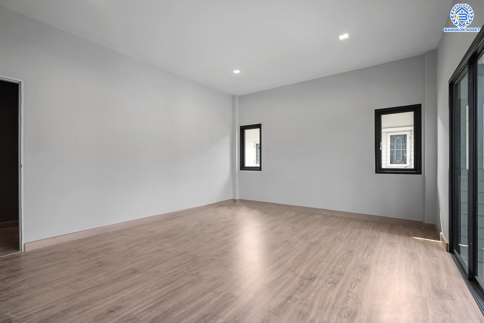 บ้านมือสองตกแต่งใหม่ ม.ปรัชญาการ์เด้นโฮม สุคนธสวัสดิ์ หลังมุม เนื้อที่ 55.9 ตร.ว. ฟังก์ชัน 3 ห้องนอน 4 ห้องน้ำ 1 ห้องแม่บ้าน 2 ที่จอดรถ พร้อม Living Area กว้างขวาง บนทำเลใจกลางเมือง! เชื่อมต่อทั้งถนนประเสริฐมนูญกิจ, เกษตร-นวมินทร์, ลาดพร้าว, รัชโยธินฯ ใกล้ทางด่วนรามอินทรา และรถไฟฟ้าสายสีน้ำตาล "สถานีโรงเรียนสตรีวิทยา2"